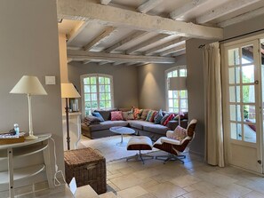 Smart TV, fireplace, stereo