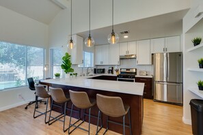 Frigorifero, microonde, forno, piano cottura