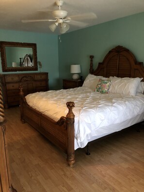 4 Schlafzimmer, Schreibtisch, Bügeleisen/Bügelbrett, Reisekinderbett