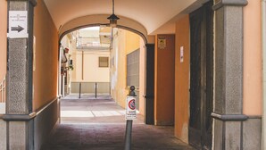 A narrow alleyway with a sign indicating a no parking zone. - Palazzo dei Lari (Scafati)