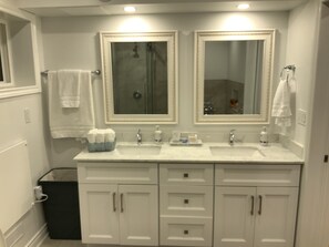 Badewanne, Haartrockner, HandtĂŒcher, Seife