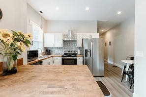 Maison (614 & 616 S. Converse St. Full Duplex) | Cuisine privée | Réfrigérateur, four à micro-ondes, surface de cuisson, lave-vaisselle
