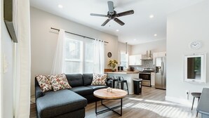 Talo (614 & 616 S. Converse St. Full Duplex) | Olohuone