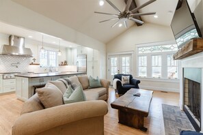 Maison (Cumberland Ave-203) | Salle de séjour | Téléviseur à écran plat, foyer