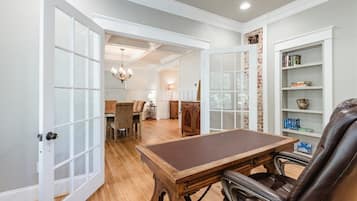 House (Cumberland Ave-203) | Living room | Flat-screen TV, fireplace