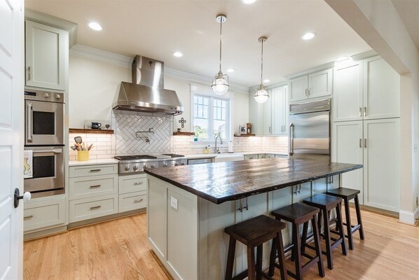Maison (Cumberland Ave-203) | Cuisine privée | Réfrigérateur, four à micro-ondes, surface de cuisson, lave-vaisselle