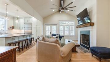 House (Cumberland Ave-203) | Living room | Flat-screen TV, fireplace