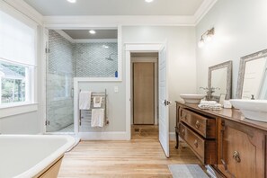 House (Cumberland Ave-203) | Bathroom - Cumberland Ave-203 (Greenville)