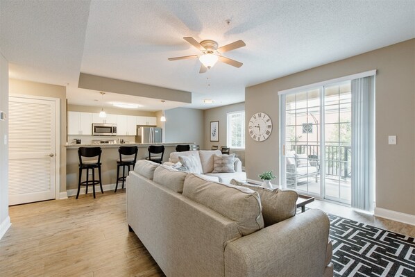 獨棟房屋 (10 E. Washington St) | 客廳 | 平面電視