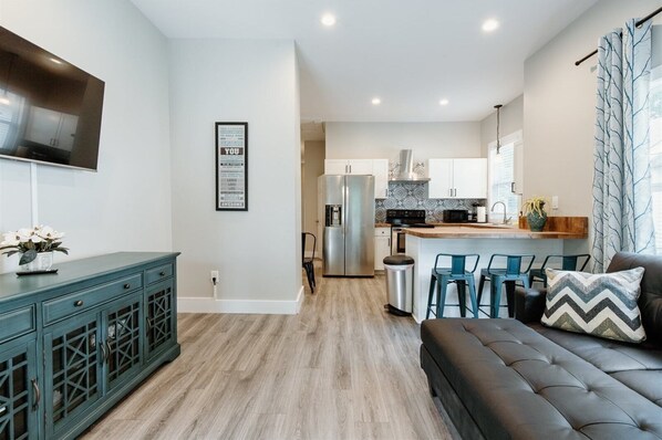 Maison (614 S. Converse St (Right Side)) | Salle de séjour | Téléviseur à écran plat, livres