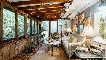 Condo (25 Knoxbury Terrace) | Ruang tamu | TV skrin rata, buku-buku