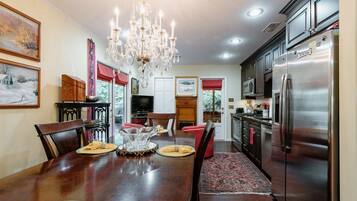 Condo (25 Knoxbury Terrace) | Dapur peribadi | Peti sejuk