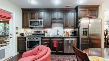 Kondominium (25 Knoxbury Terrace) | Dapur pribadi | Lemari es