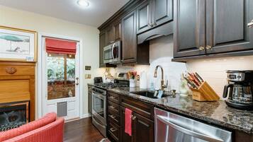 Condo (25 Knoxbury Terrace) | Dapur peribadi | Peti sejuk