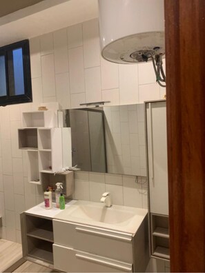 Een douche, handdoeken