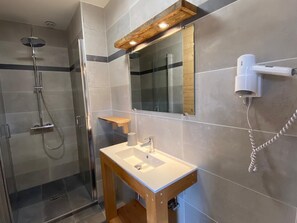 Dusche, Haartrockner, Handtücher
