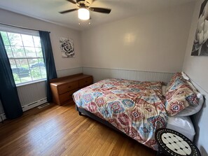 3 bedrooms, desk, iron/ironing board, free WiFi