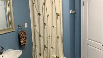 提供毛巾、番梘、洗頭水、廁紙