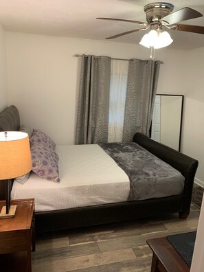 1 soverom, skrivebord, strykejern/-brett og wi-fi (inkludert)