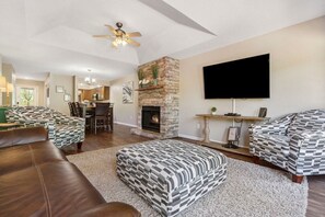 Smart TV, fireplace, DVD player - Pool, Trails & Pond, Shuffleboard, Games!         Close to SDC, Shows, Shopping (Branson West)