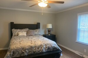 2 bedrooms, free WiFi, bed sheets - Tranquil Country Home with Beautiful Crowders Mountain View (Kings Mountain)
