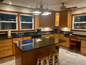 Cafetera y tetera, refrigerador, microondas y horno