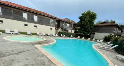 T 2 ALL COMFORTS IN LAKESIDE RESIDENCE
