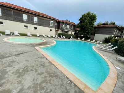 T 2 ALL COMFORTS IN LAKESIDE RESIDENCE