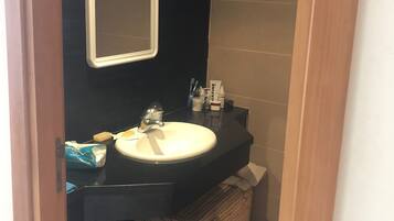 Douche, sĂšche-cheveux, savon