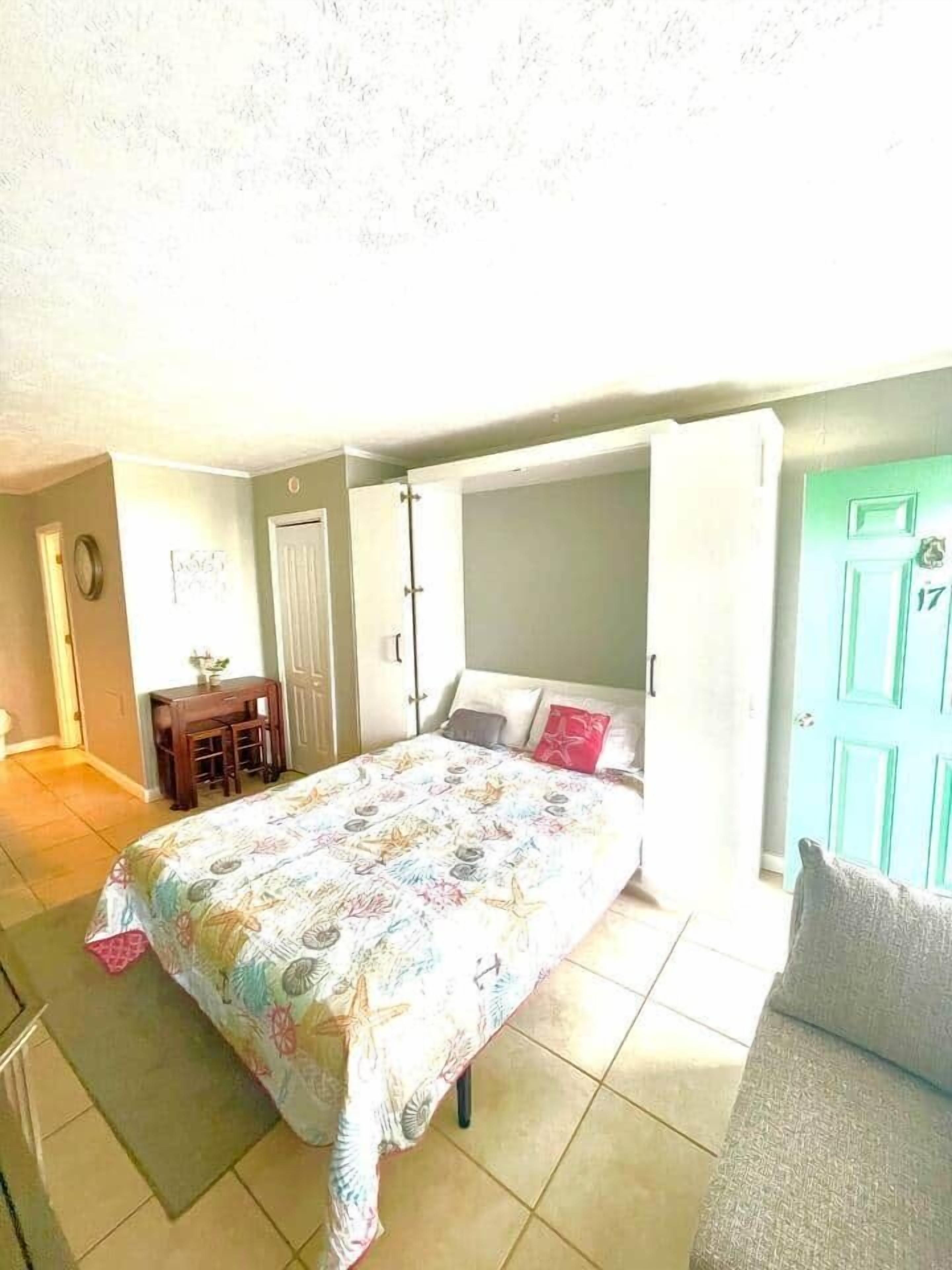 Une chambre à coucher avec un lit, un bureau et une chaise.