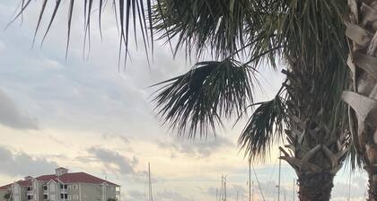 Cozy Beach Oasis, 2 min stroll to pristine sand, free parking at your door