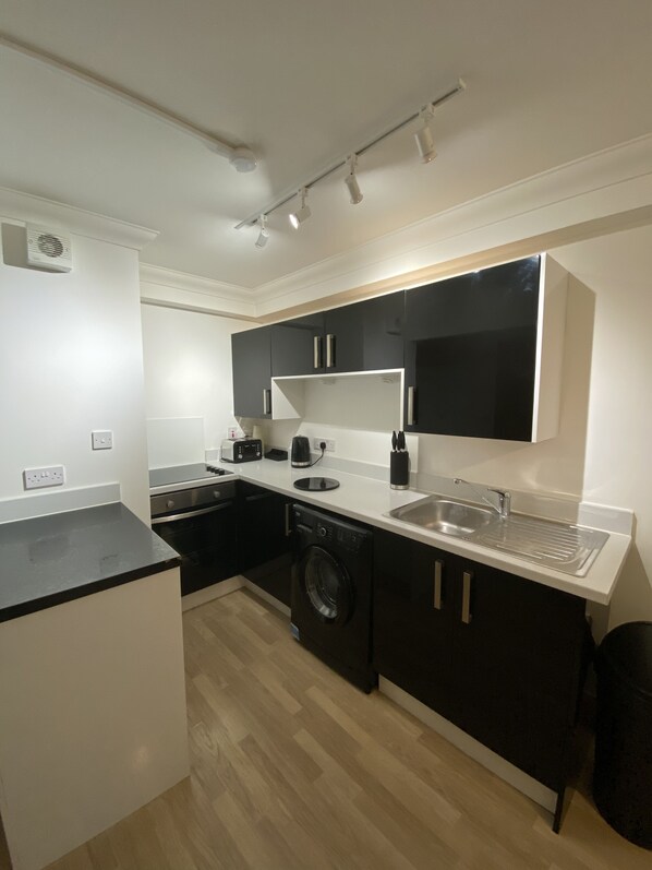 Micro-ondes, batterie de cuisine, vaisselle et ustensiles