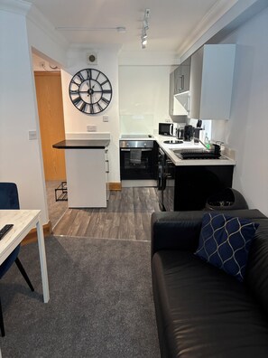 Microwave, cookware/dishes/utensils - Stylish 1 bedroom apartment in Norwich city centre (Norwich)