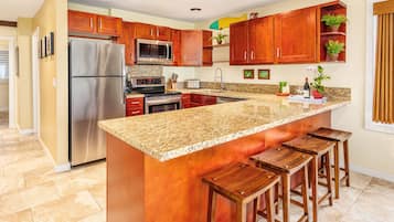 Geladeira, micro-ondas, fogão, cooktop