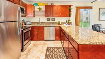 Geladeira, micro-ondas, fogão, cooktop