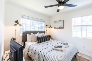 1 bedroom, iron/ironing board, WiFi, bed sheets - Air Concierge Pacific Beach Breezy Cottages #4 (San Diego)