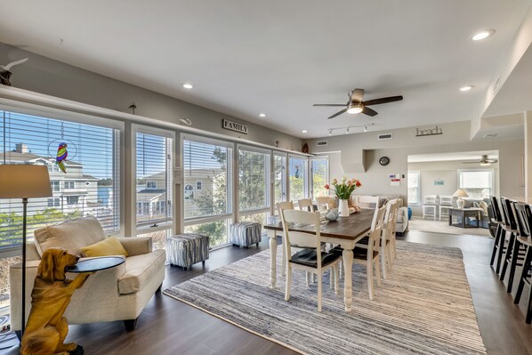 Interior - Relax at the Beach over looking the Bay (Ocean View)