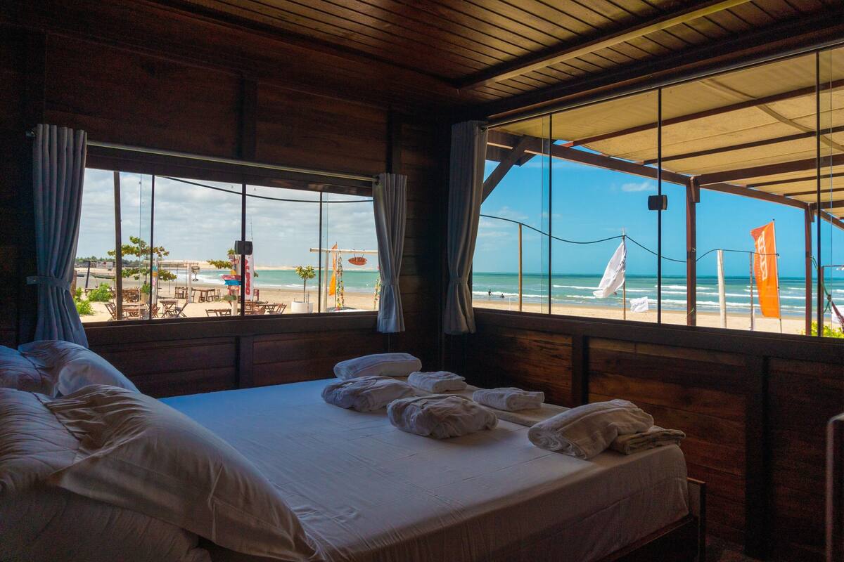 Minibar, bàn, truy cập Internet không dây miễn phí, bộ trải giường 