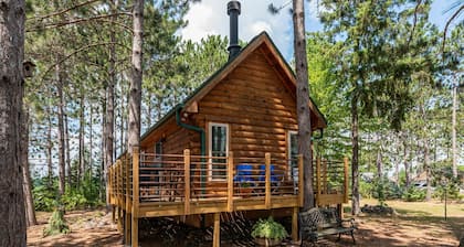 Cozy 2 bedroom cabin on the water - great location, must see!!