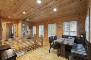 Dining - Cozy 2 bedroom cabin on the water - great location, must see!! (Hayward)