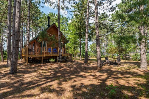 Cozy 2 bedroom cabin on the water - great location, must see!!
