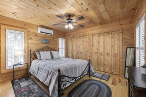 3 bedrooms, iron/ironing board, WiFi, bed sheets - Cozy 2 bedroom cabin on the water - great location, must see!! (Hayward)
