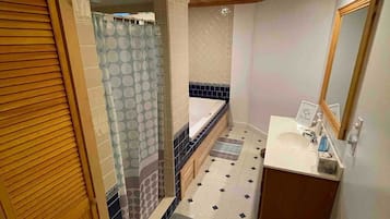 Baignoire, sèche-cheveux, serviettes fournies, savon