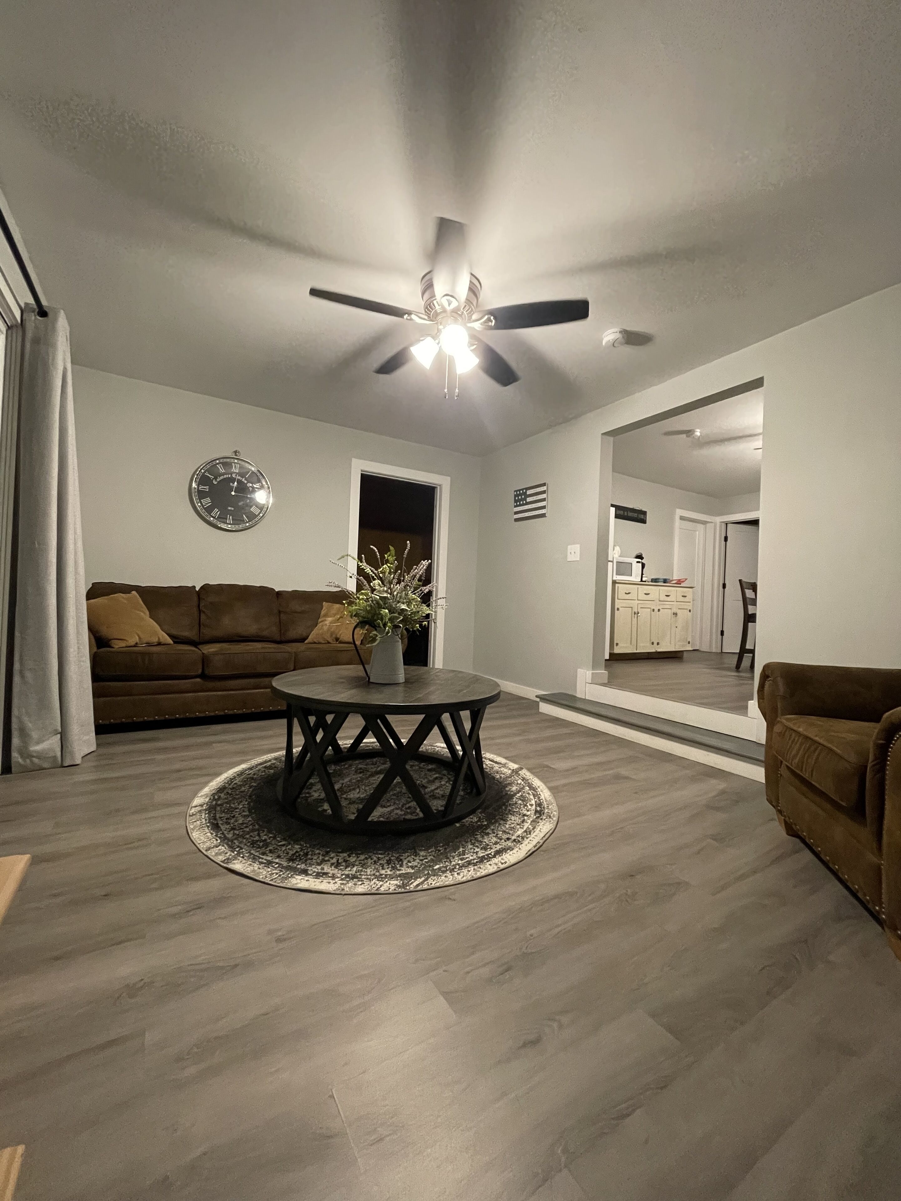 TV connectée, cheminée, lecteur de DVD