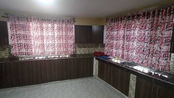 Kylskåp, spishäll, vattenkokare och grytor/köksredskap