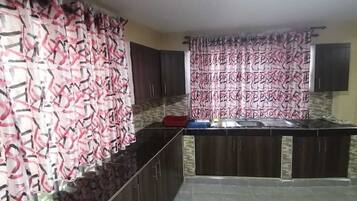 冰箱、炉灶、电热水壶、厨具/餐具