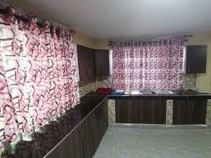 冰箱、炉灶、电热水壶、厨具/餐具