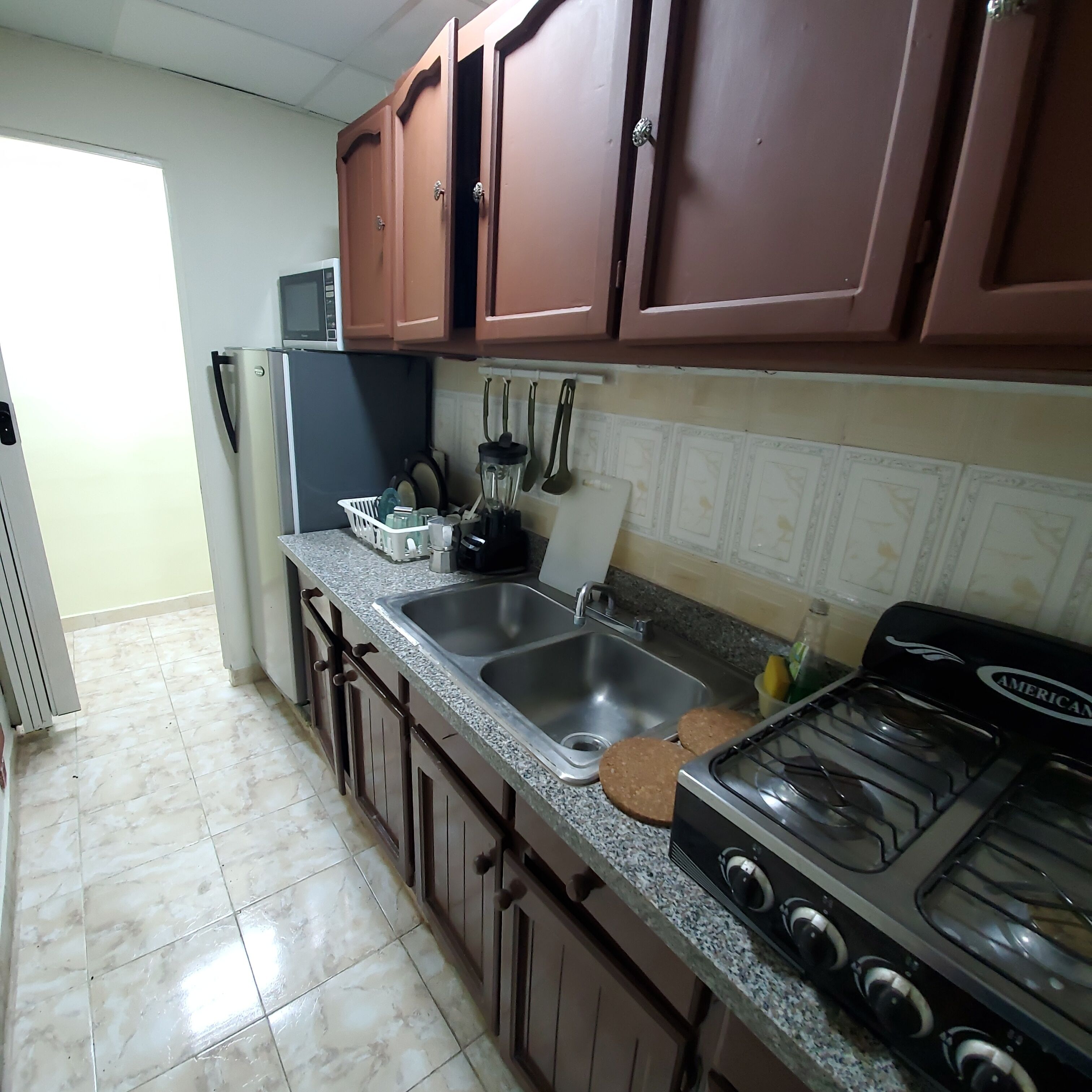 Een koelkast, een oven, een koffiezetapparaat/waterkoker, een blender