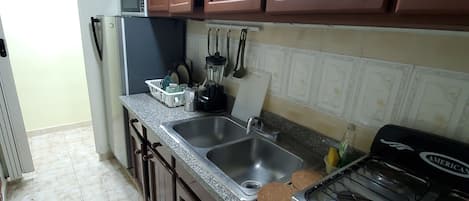 ثلاجة، فرن، ماكينة لصنع القهوة/الشاي، خلاط