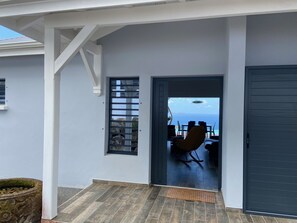 Terrace/patio - Villa with heated infinity pool and sea view (Trois-Rivières)